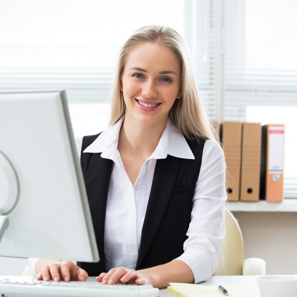 Több évtizedes tapasztalattal rendelkező oktatók online könyvelés képzésen.